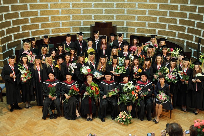 Latvijas Universitātes Medicīnas fakultātes absolventu izlaidums. LU MF absolventu un mācībspēku kopbilde.