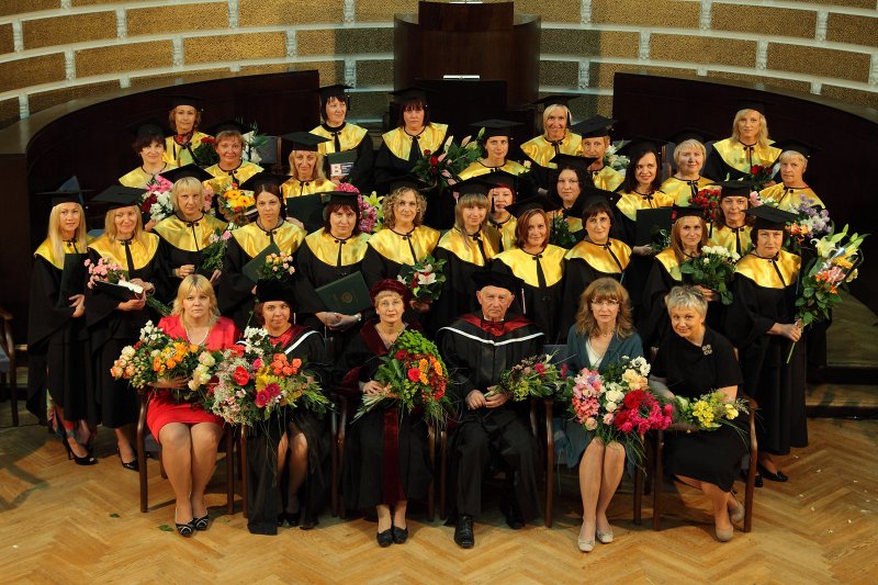 Latvijas Universitātes Medicīnas fakultātes absolventu izlaidums. LU MF absolventu un mācībspēku kopbilde.