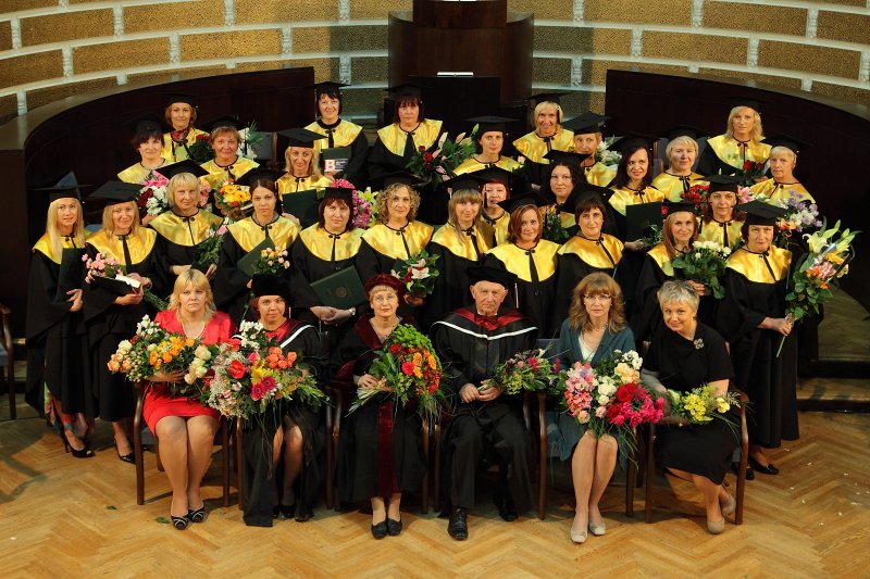 Latvijas Universitātes Medicīnas fakultātes absolventu izlaidums. LU MF absolventu un mācībspēku kopbilde.