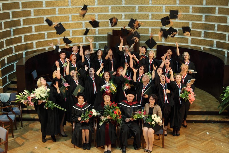 Latvijas Universitātes Medicīnas fakultātes absolventu izlaidums. LU MF absolventu un mācībspēku kopbilde.