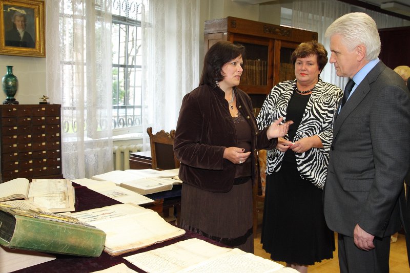 Ukrainas parlamenta priekšsēdētājs Volodimirs Litvins 
viesojas Latvijas Universitātes Akadēmiskajā bibliotēkā. null