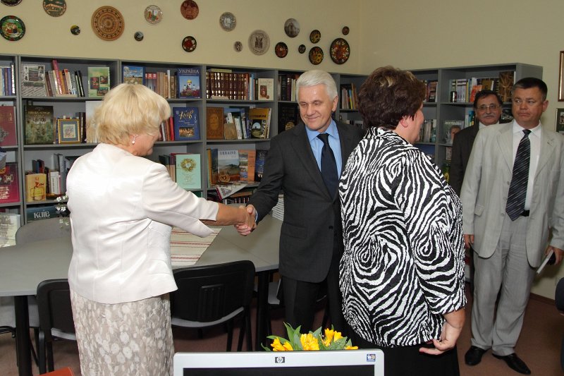 Ukrainas parlamenta priekšsēdētājs Volodimirs Litvins 
viesojas Latvijas Universitātes Akadēmiskajā bibliotēkā. null