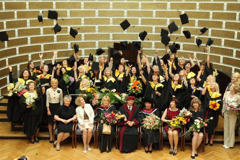 Latvijas Universitātes Medicīnas fakultātes māszinību studiju programmas absolventu izlaidums. Absolventu un mācībspēku kopbilde.