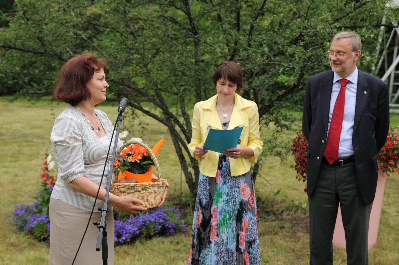 Latvijas Universitātes Botāniskā dārza 90 gadu jubilejai veltīta
mecenātu un ārvalstu vēstnieku pieņemšana pie LU rektora Botāniskajā dārzā, dārza svētku 'Rīgas Ziedu balle 2012' laikā. null