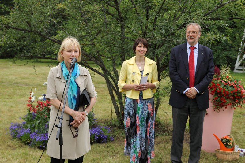 Latvijas Universitātes Botāniskā dārza 90 gadu jubilejai veltīta
mecenātu un ārvalstu vēstnieku pieņemšana pie LU rektora Botāniskajā dārzā, dārza svētku 'Rīgas Ziedu balle 2012' laikā. Apsveikuma vārdus saka Dzintra Uibo.