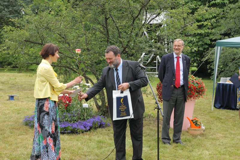Latvijas Universitātes Botāniskā dārza 90 gadu jubilejai veltīta
mecenātu un ārvalstu vēstnieku pieņemšana pie LU rektora Botāniskajā dārzā, dārza svētku 'Rīgas Ziedu balle 2012' laikā. null