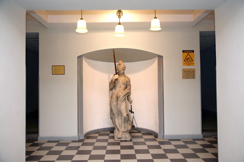 18. gadsimtā veidota Sengrieķu taisnības dievietes Temīdas statuja, kas kopš 2012. gada augusta atrodas Latvijas Universitātes galvenajā ēkā, pa ceļam uz Juridisko fakultāti un Teoloģijas fakultāti. Statuju no smilšakmens veidojis tēlnieks Daniels Kurlavskis laika posmā starp 1755. un 1757. gadu. 
Statuja līdz 1954. gadam atradās Rīgas rātsnama dekoratīvā frontona virsotnē.