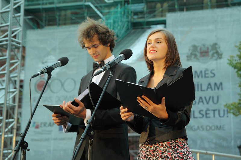 Jaunā Studenta svētki (Aristoteļa svētki) '2012 Doma Laukumā. Pasākuma vadītāji Filips Lastovskis un Līga Zaķe.