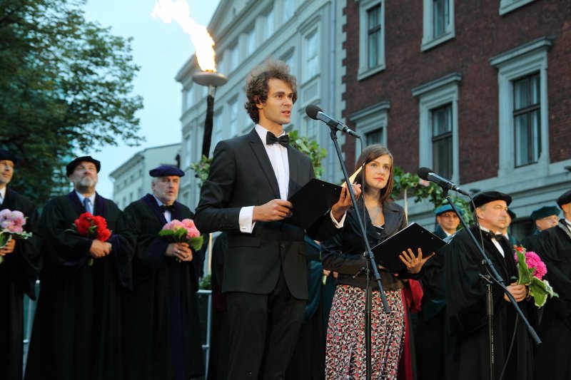 Jaunā Studenta svētki (Aristoteļa svētki) '2012 Doma Laukumā. Pasākuma vadītāji Filips Lastovskis un Līga Zaķe.