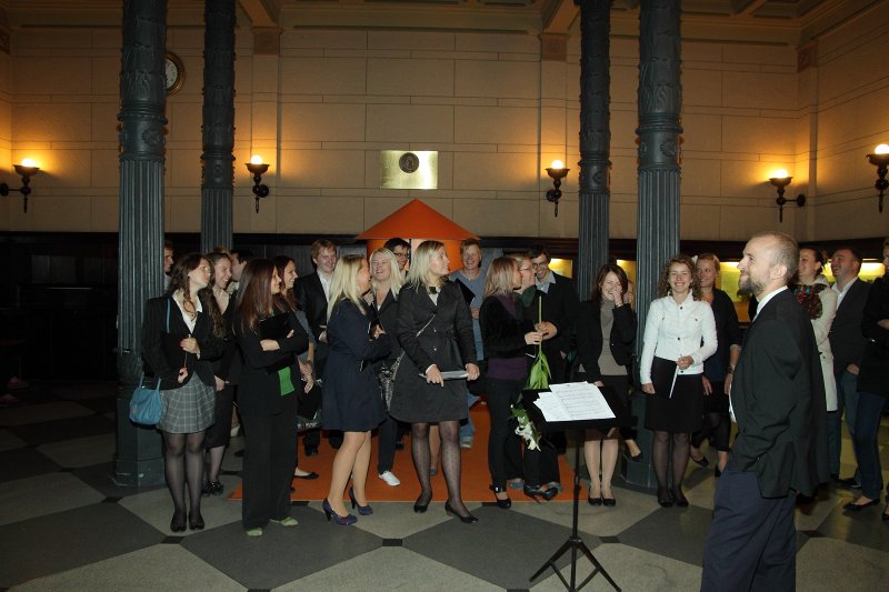 Jaunā Studenta svētki (Aristoteļa svētki) '2011. Gājiena dalībnieku sagaidīšana pie LU galvenās ēkas. null
