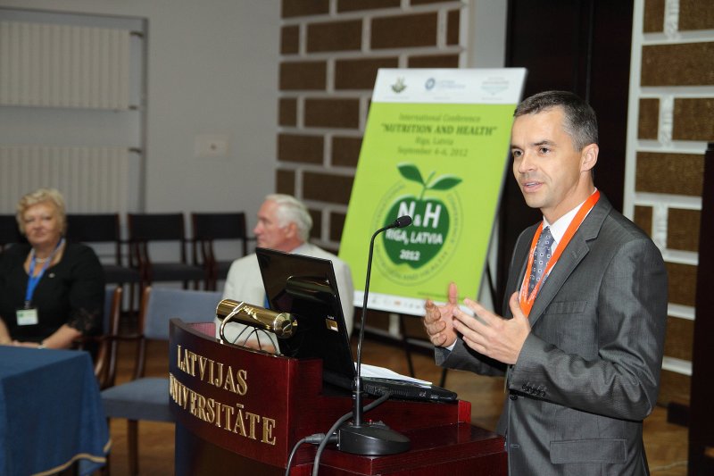 Starptautiska konference «Uzturs un veselība» («Nutrition and Health»). GSK Latvia un Fonda medicīnas izglītības un zinātniskās izpētes atbalstam valdes priekšsēdētājs Dins Šmits.