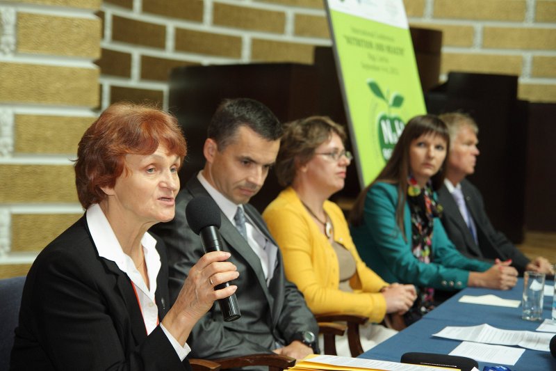 Starptautiska konference «Uzturs un veselība» («Nutrition and Health»). Prof. Ida Jākobsone (pa kreisi).