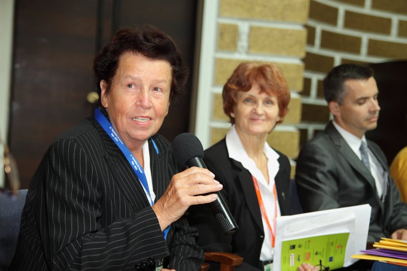 Starptautiska konference «Uzturs un veselība» («Nutrition and Health»). Prof. Renāte Ligere (pa kreisi).