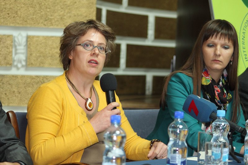 Starptautiska konference «Uzturs un veselība» («Nutrition and Health»). Trudy Wijnhoven (World Health Organization) (pa kreisi).