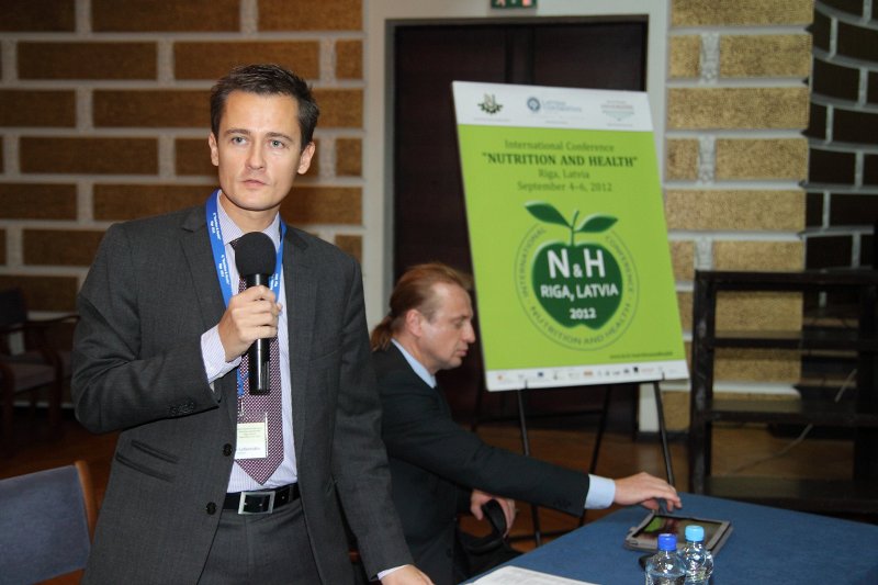 Starptautiska konference «Uzturs un veselība» («Nutrition and Health»). Asoc. prof. Gustavs Latkovskis (pa kreisi) un 
prof. Andrejs Ērglis.