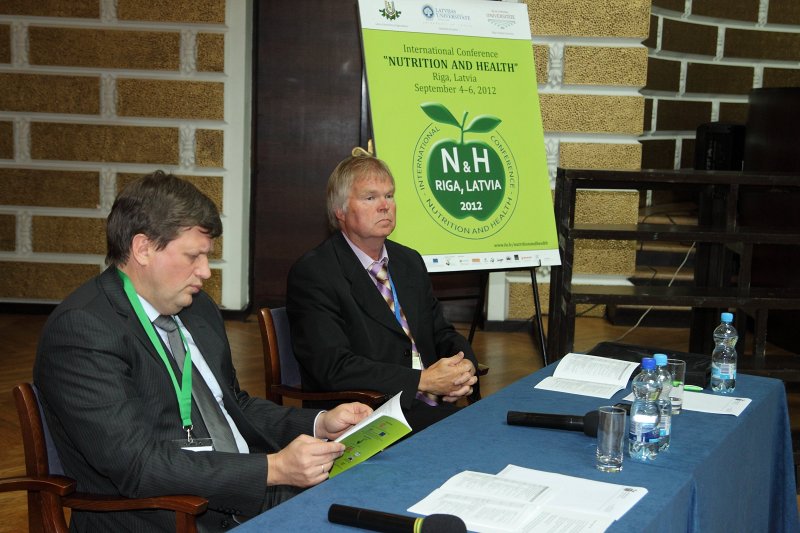 Starptautiska konference «Uzturs un veselība» («Nutrition and Health»). Aldis Puķītis, LU (pa kreisi) un prof. Alfrēds Jānis Sīpols.
