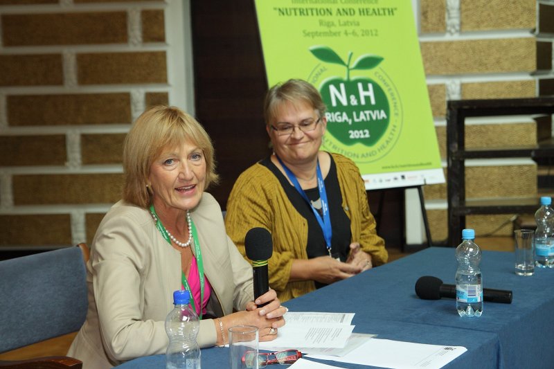 Starptautiska konference «Uzturs un veselība» («Nutrition and Health»). Dr. med. Gunta Purkalne (pa kreisi) un 
prof. Elisabet Wirfällt (Zviedrija).