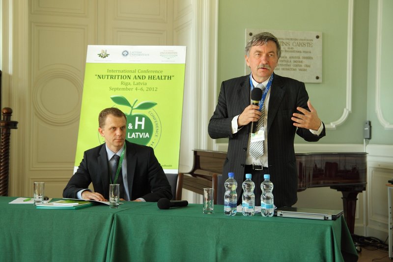 Starptautiska konference «Uzturs un veselība» («Nutrition and Health»). Dr. Viktors Kazirovskis, P. Stradiņa Klīniskā universitātes slimnīca (pa kreisi) un prof. Indriķis Muižnieks.