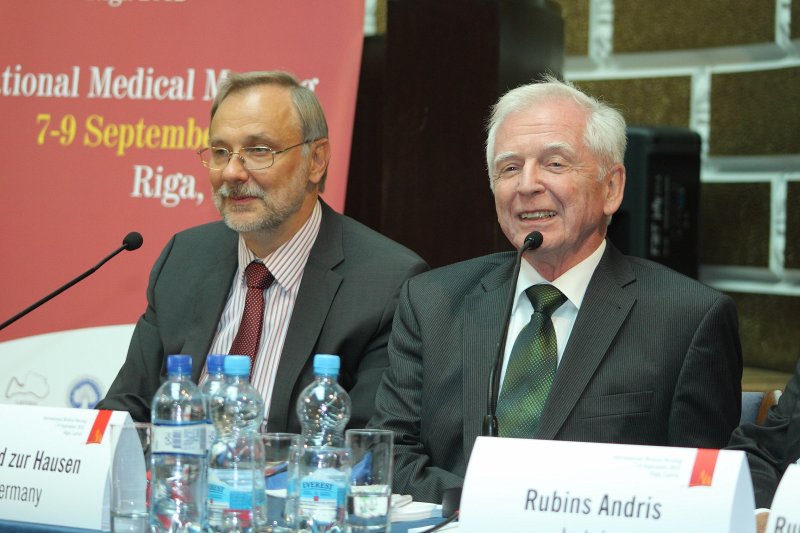 Starptautiskās medicīnas konferences «IMM-Riga 2012» preses konference. No kreisās: 
prof. Mārcis Auziņš, Latvijas Universitātes rektors; 
prof. Haralds Curhauzens (Harald zur Hausen), 2008. gada Nobela prēmijas laureāts medicīnā.