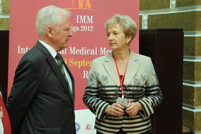 Starptautiskās medicīnas konferences «IMM-Riga 2012» preses konference. No kreisās: 
prof. Haralds Curhauzens (Harald zur Hausen), 2008. gada Nobela prēmijas laureāts medicīnā; 
prof. Ingrīda Rumba-Rozenfelde, Latvijas Universitātes Medicīnas fakultātes dekāne.