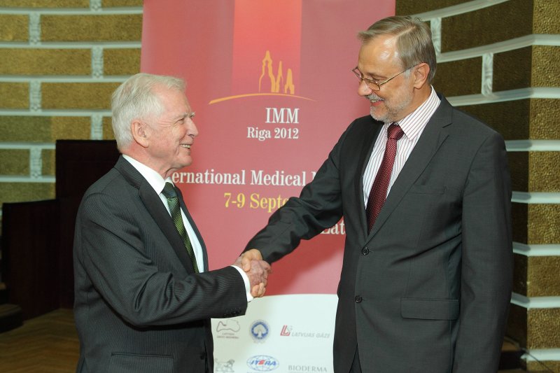 Starptautiskās medicīnas konferences «IMM-Riga 2012» preses konference. No kreisās: 
prof. Haralds Curhauzens (Harald zur Hausen), 2008. gada Nobela prēmijas laureāts medicīnā; 
prof. Mārcis Auziņš, Latvijas Universitātes rektors.