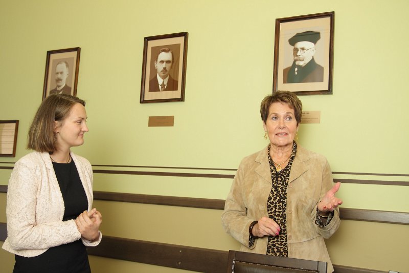 Mecenātes Annas Justīnes Čakstes - Rollins vizīte Latvijas Universitātes Juridiskajā fakultātē. LU JF sabiedrisko attiecību speciāliste Madara Henkele (no kreisās) 
un Anna Justīne Čakste-Rollins Juridiskās fakultātes dekānu galerijā.
