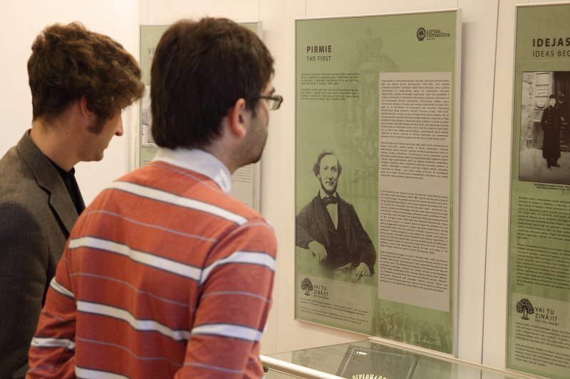 Latvijas Universitātes 93. gadadienai veltītas izstādes 
«150 gadi ar zināšanām» atklāšana (LU Muzeja zālē). null