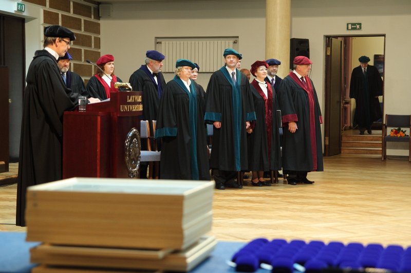 Latvijas Universitātes 93. gadadienai veltīta LU Senāta svinīgā sēde. LU Senāta priekšsēdētājs prof. Māris Kļaviņš (pa kreisi) un LU fakultāšu dekāni.