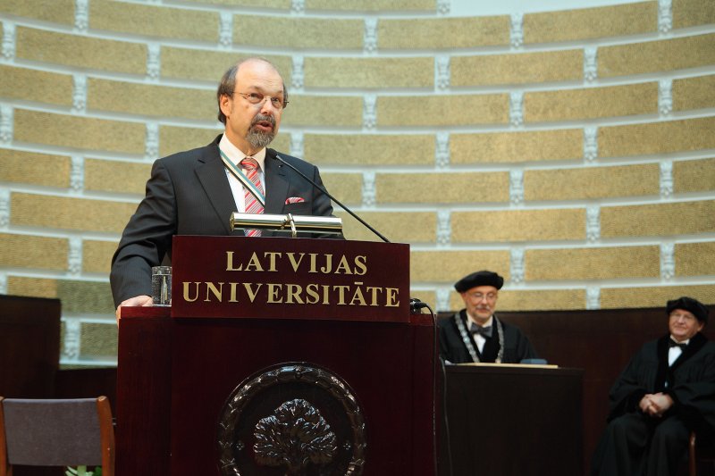Latvijas Universitātes 93. gadadienai veltīta LU Senāta svinīgā sēde. LU Goda doktors Lībekas universitātes profesors Fricis Sikstus Keks (Fritz Sixtus Keck).