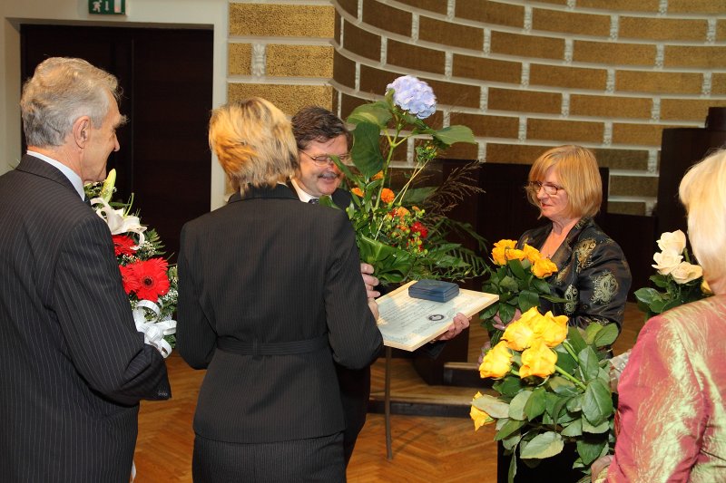 Latvijas Universitātes 93. gadadienai veltīta LU Senāta svinīgā sēde. Kolēģi sveic bijušo LU mācību prorektoru prof. Juri Krūmiņu sakarā ar LU Ģerboņa Zelta zīmes saņemšanu.