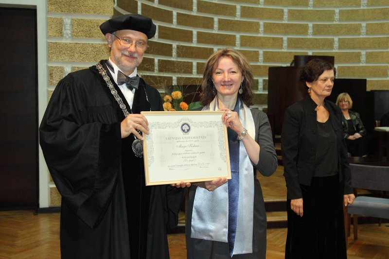 Latvijas Universitātes 93. gadadienai veltīta LU Senāta svinīgā sēde. LU doktoru promocijas ceremonija. LU rektors prof. Mārcis Auziņš pasniedz doktora diplomu dr. Maijai Kokarei.