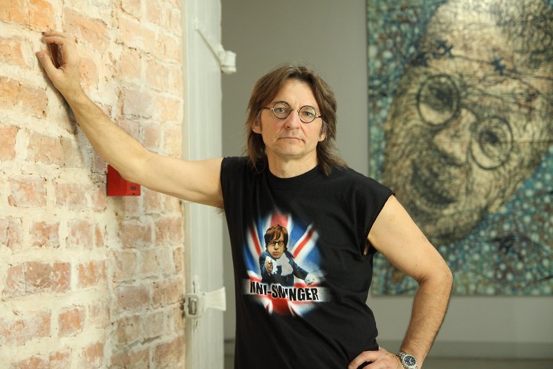 Mākslinieks, Latvijas Universitātes Pedagoģijas, psiholoģijas un mākslas fakultātes lektors Juris Utāns un viņa darbu izstāde «Utāns glezno un uzvar» izstāžu zālē «Arsenāls». null