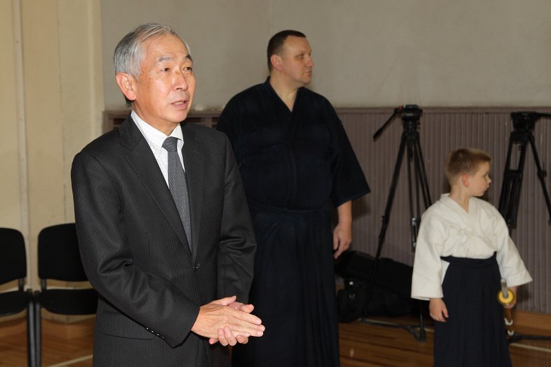 Baltijā pirmās specializētās Kendo dodzjo zāles atklāšanas ceremonija. 
(Latvijas Universitātes Pedagoģijas, psiholoģijas un mākslas fakultātē) Japānas vēstnieks Latvijā Takaši Osanai.