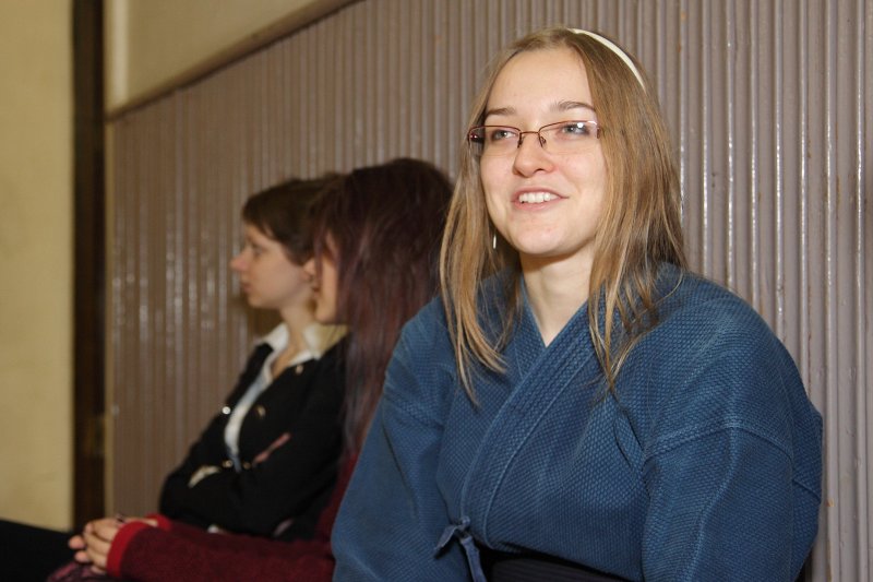Baltijā pirmās specializētās Kendo dodzjo zāles atklāšanas ceremonija. 
(Latvijas Universitātes Pedagoģijas, psiholoģijas un mākslas fakultātē) Pasākuma vadītāja Agnese Šteinberga.