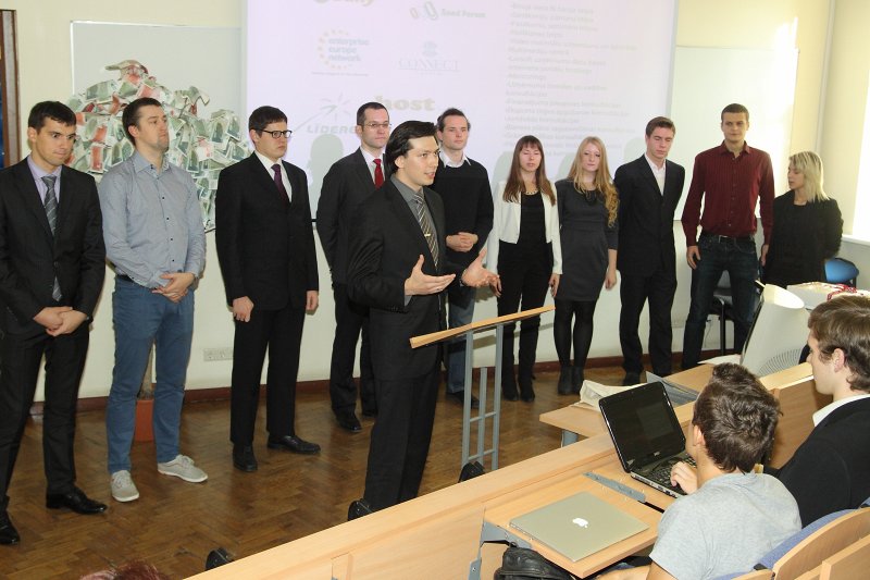 Latvijas Universitātes Biznesa inkubatora atklāšana LU Ekonomikas un vadības fakultātē. Biznesa inkubatora vadītājs Mikus Losāns (vidū) un inkubatora dalībnieki.