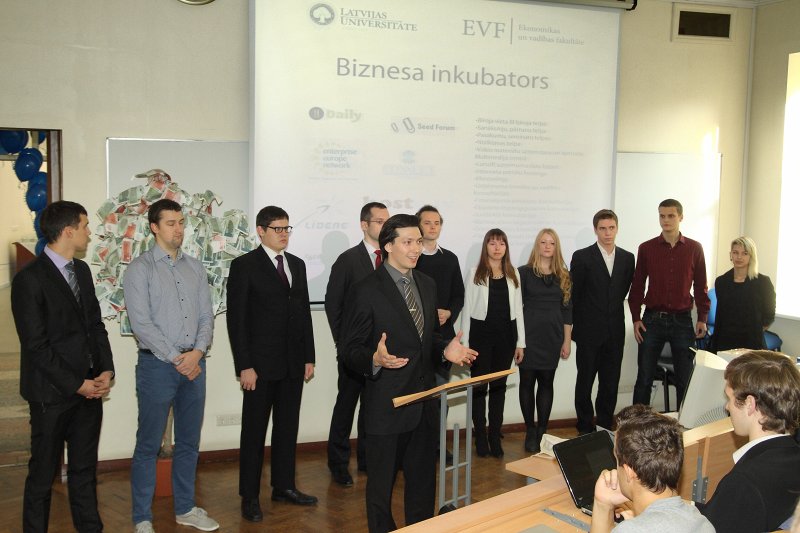 Latvijas Universitātes Biznesa inkubatora atklāšana LU Ekonomikas un vadības fakultātē. Biznesa inkubatora vadītājs Mikus Losāns (vidū) un inkubatora dalībnieki.