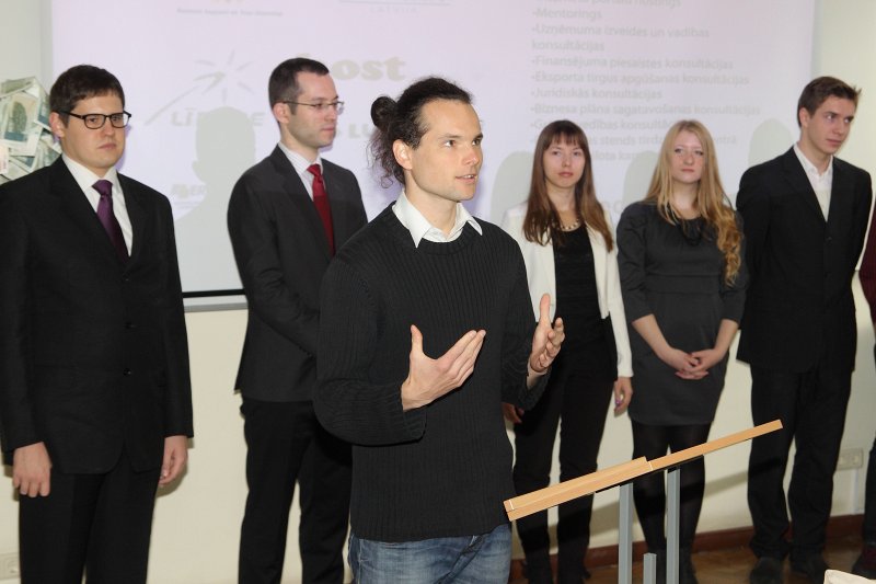 Latvijas Universitātes Biznesa inkubatora atklāšana LU Ekonomikas un vadības fakultātē. Biznesa inkubatora dalībnieks Raivis Ieviņš (priekšplānā).