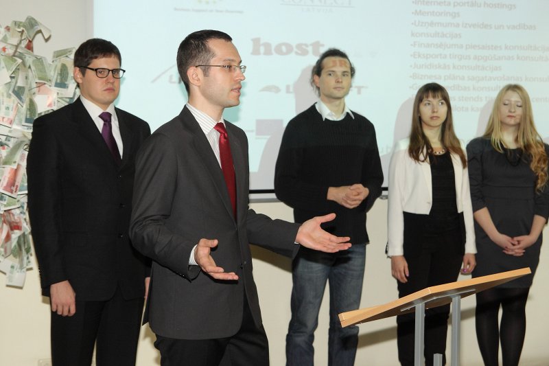 Latvijas Universitātes Biznesa inkubatora atklāšana LU Ekonomikas un vadības fakultātē. Biznesa inkubatora dalībnieks Maksims Andruhovičš (priekšplānā).