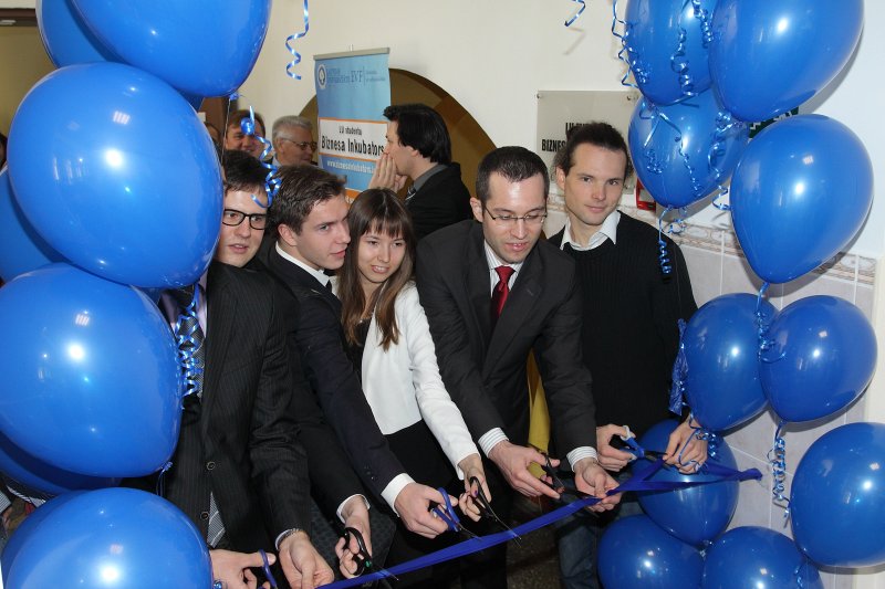 Latvijas Universitātes Biznesa inkubatora atklāšana LU Ekonomikas un vadības fakultātē. Biznesa inkubatora dalībnieki pārgriež atklāšanas lenti.