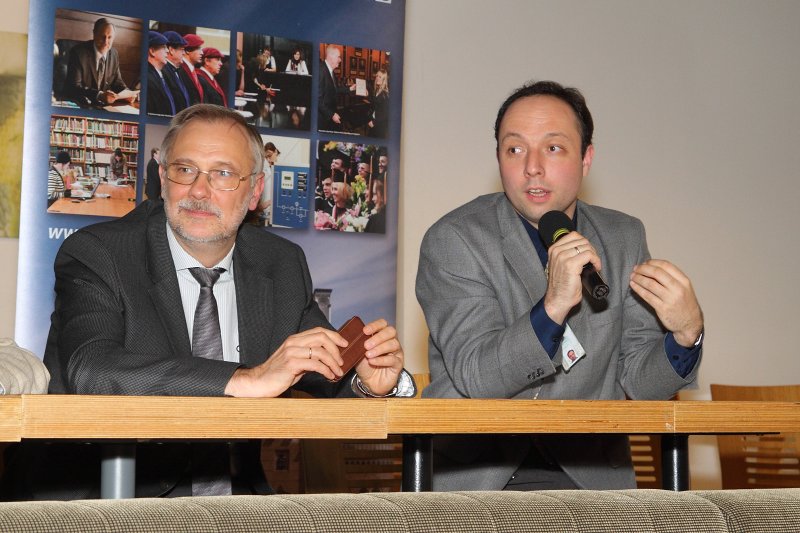 Zinātnes kafejnīca «Higsa bozons». No kreisās: 
LU rektors, profesors Mārcis Auziņš; 
LU Datorikas fakultātes vadošais pētnieks Vjačeslavs Kaščejevs.