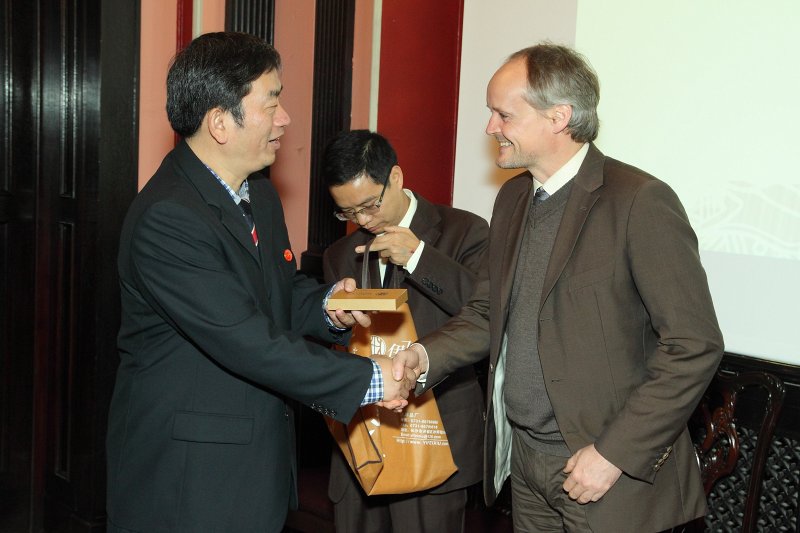 Hunaņas universitātes (Hunan Normal University, Ķīna) delegācijas vizīte Latvijas Universitātē. Hunaņas universitātes viceprezidents Li Dazhi un 
LU Humanitāro zinātņu fakultātes Āzijas studiju nodaļas vadītājs dr. Franks Kraushārs.