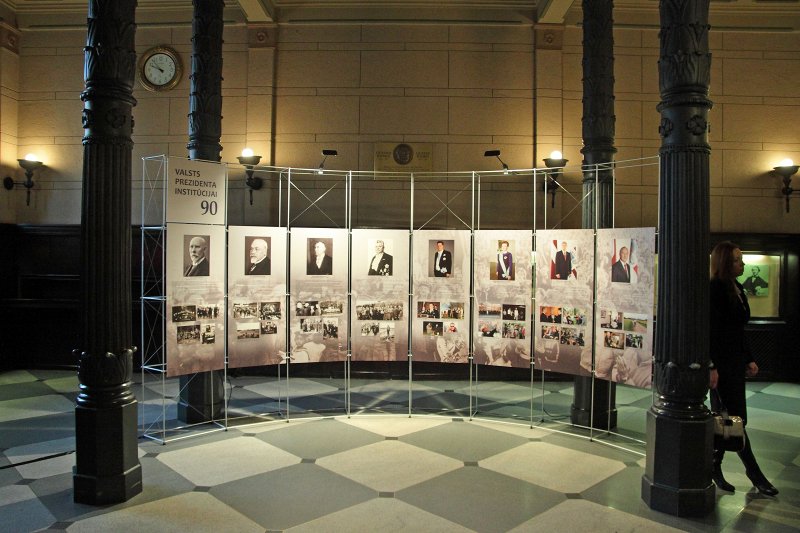 Konference «Valsts prezidenta institūcijai 90». Latvijas prezidentiem veltīts stends LU galvenās ēkas vestibilā.