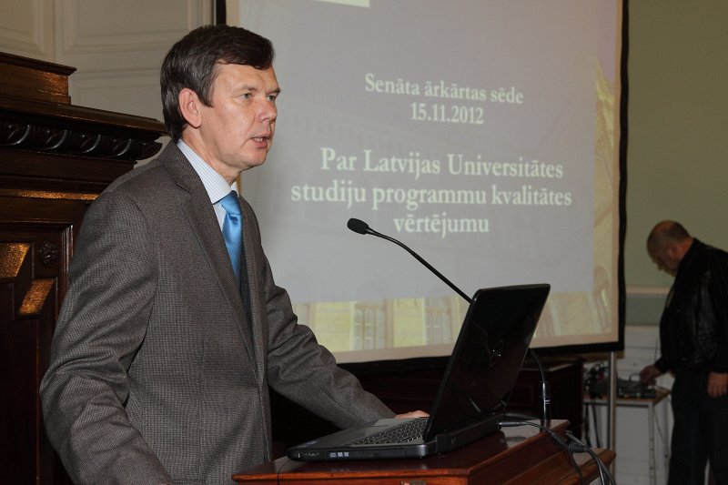 Latvijas Universitātes Senāta ārkārtas sēde par Latvijas Universitātes studiju programmu kvalitātes vērtējumu. LU Senāta priekšsēdētājs prof. Māris Kļaviņš.