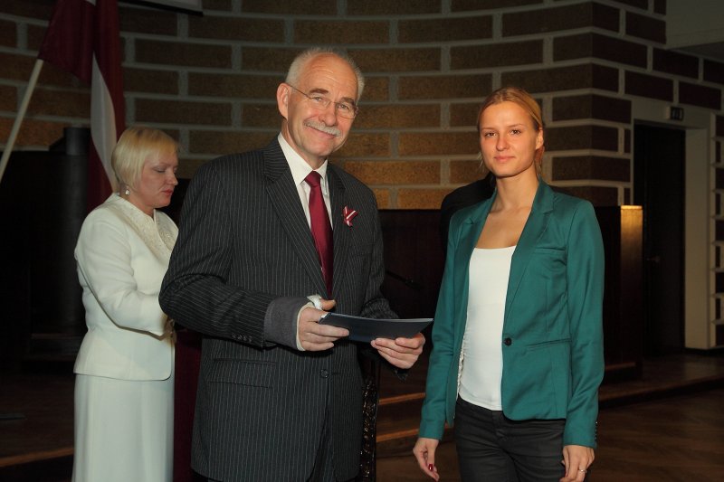 Latvijas Universitātes Fonda stipendiātu sveikšana. LU Fonda valdes priekšsēdētājs prof. Ivars Lācis un 	Valpro	stipendiāte	Alise	Papina	.