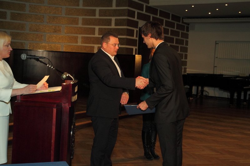 Latvijas Universitātes Fonda stipendiātu sveikšana. No kreisās: 'C&R' direktors Ģirts Rungainis un  'Valpro' stipendijas ieguvējs Māris Kānītis.