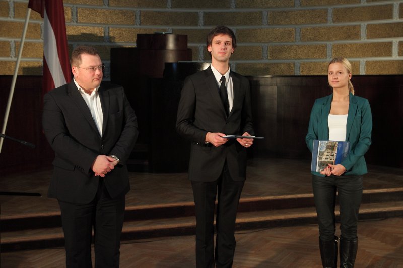 Latvijas Universitātes Fonda stipendiātu sveikšana. No kreisās: 'C&R' direktors Ģirts Rungainis un 'Valpro' stipendijas ieguvēji Māris Kānītis un Alise Papina.