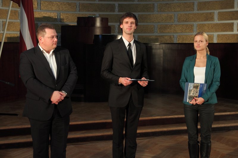Latvijas Universitātes Fonda stipendiātu sveikšana. No kreisās: 'C&R' direktors Ģirts Rungainis un 'Valpro' stipendijas ieguvēji Māris Kānītis un Alise Papina.