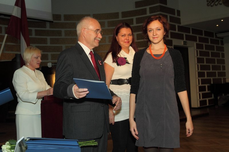 Latvijas Universitātes Fonda stipendiātu sveikšana. LU Fonda valdes priekšsēdētājs prof. Ivars Lācis un K.Morberga stipendiāte Olga Trebuhina.