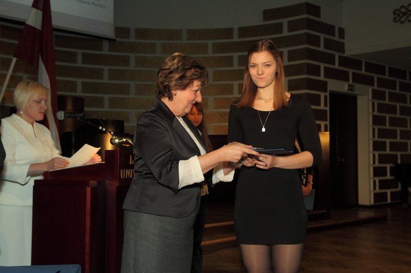 Latvijas Universitātes Fonda stipendiātu sveikšana. LU pilnvarotā pārstāve Rūta Krastiņa un 	'M.M.V.Petkevičs piemiņas stipendijas'	stipendiāte	Marta	Laizāne	.