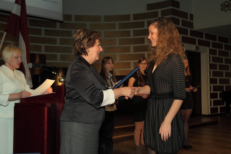 Latvijas Universitātes Fonda stipendiātu sveikšana. LU pilnvarotā pārstāve Rūta Krastiņa un 	'M.M.V.Petkevičs piemiņas stipendijas'	stipendiāte	Anna	Treilone	.